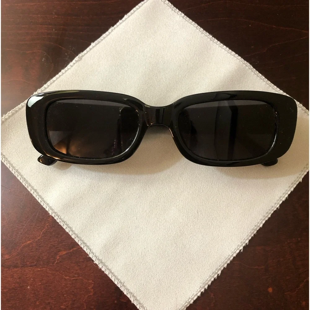 Like-new Sunglasses in Black - Picture 3 of 6